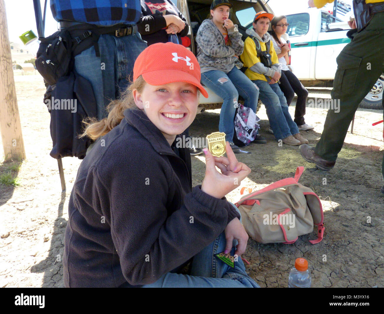 De jeunes étudiants en parc national. Niveleuse huitième Kelsey montre son badge Rangers Junior Banque D'Images