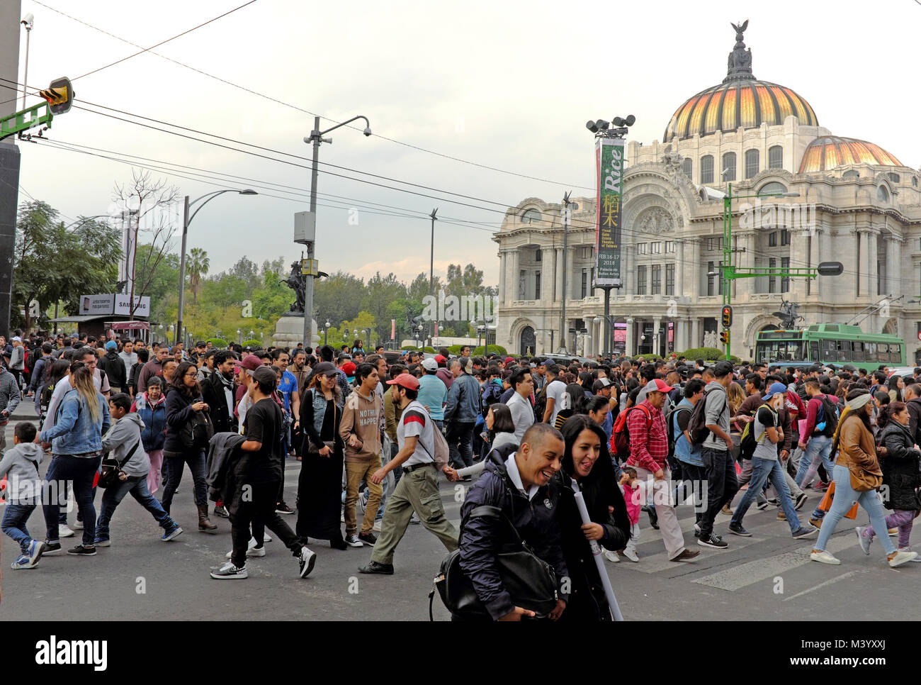 Les foules à traverser la rue en face de l'hôtel Palacio de Bellas Artes à Mexico, Mexique. Banque D'Images