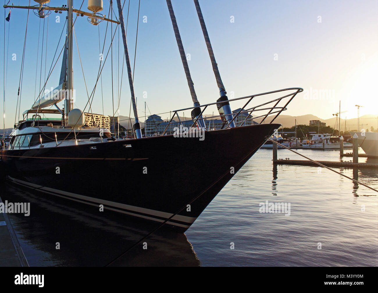 54,3 millions mega yacht de luxe "Tiara" au coucher du soleil, amarré dans la Marina Marlin Cairns, Queensland, Australie Banque D'Images