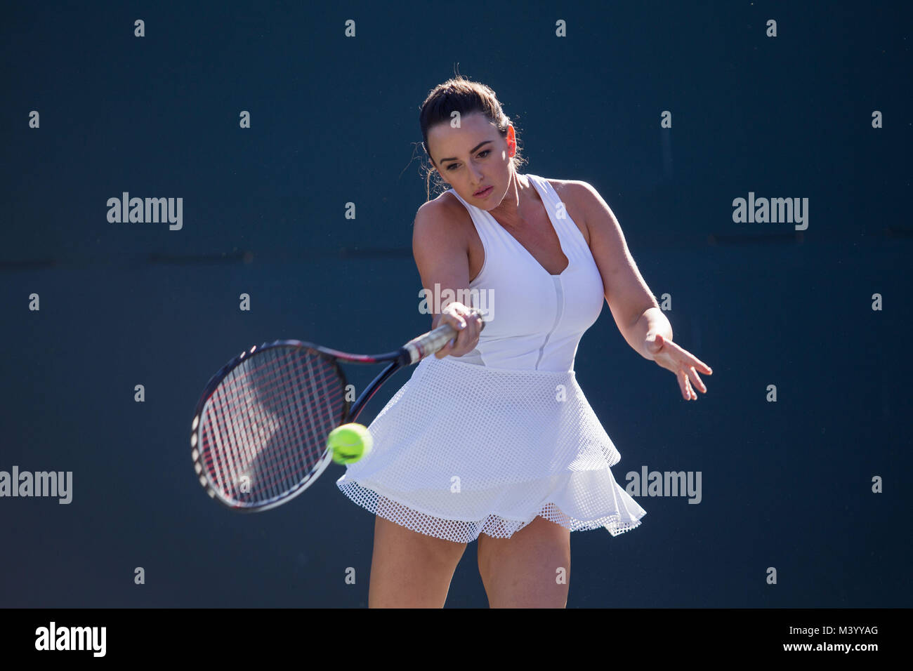 Un jeune joueur de tennis femme frappe un coup droit sur un court de tennis  à Beverly Hills, Californie. Photo par Francis Specker Photo Stock - Alamy