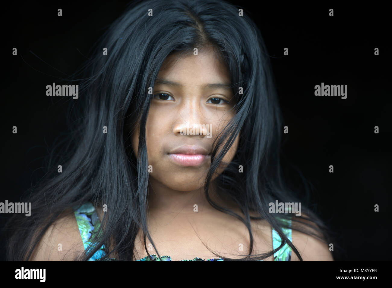 Une jeune fille Ngäbe-Bugle, Boquete, Panama. Banque D'Images