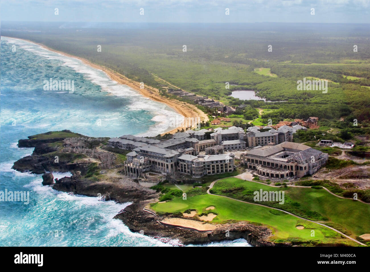 Vue aérienne de l'hôtel inachevé sur la côte atlantique. Punta Cana. République Dominicaine Banque D'Images