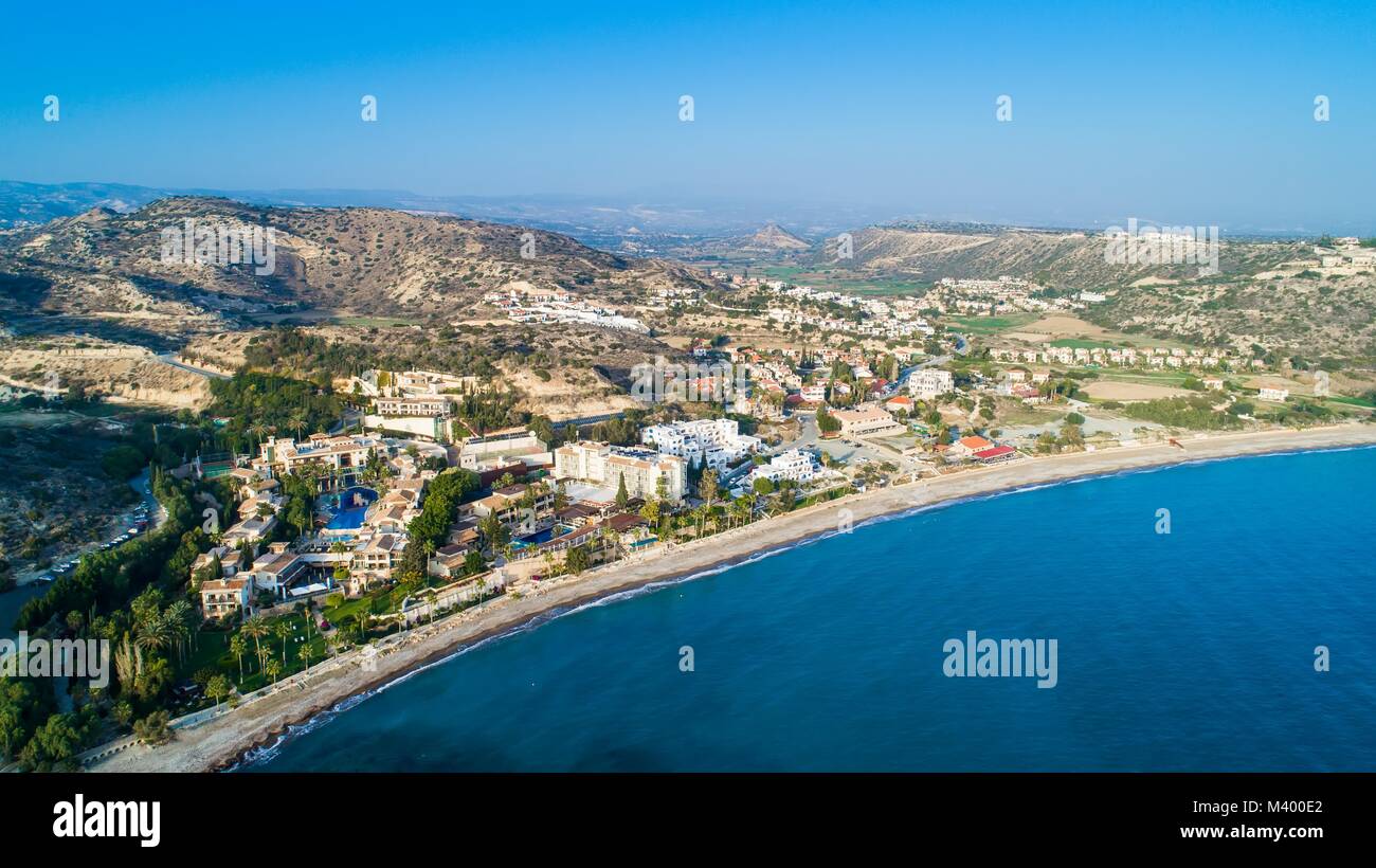 Vue aérienne de la baie de Pissouri, un village entre Limassol et Paphos à Chypre. Vue panoramique de la côte, plage, Hôtel, Resort, Banque D'Images