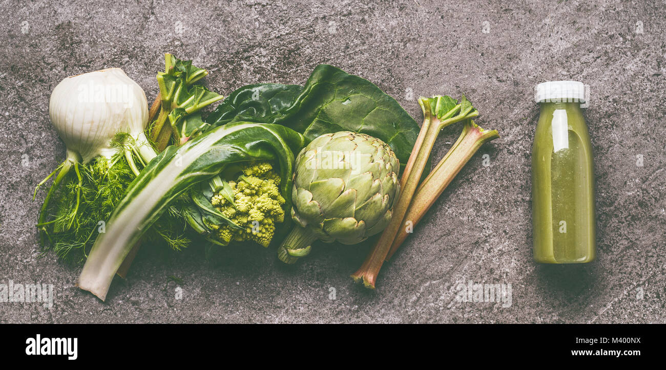 Green smoothie légumes bio avec blettes, fenouil, artichauts et rhubarbe en bouteille sur table en granit gris , vue d'en haut. Suivre un régime sain et antioxid Banque D'Images
