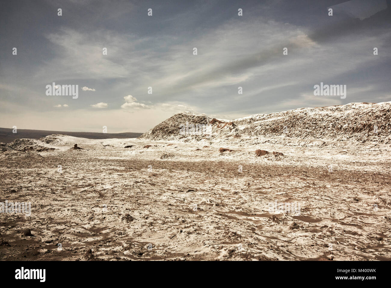 La Luna del Valley (vallée de la Lune) Chili panorama paysage avec des formations rocheuses et un ciel clair au-dessus. Banque D'Images