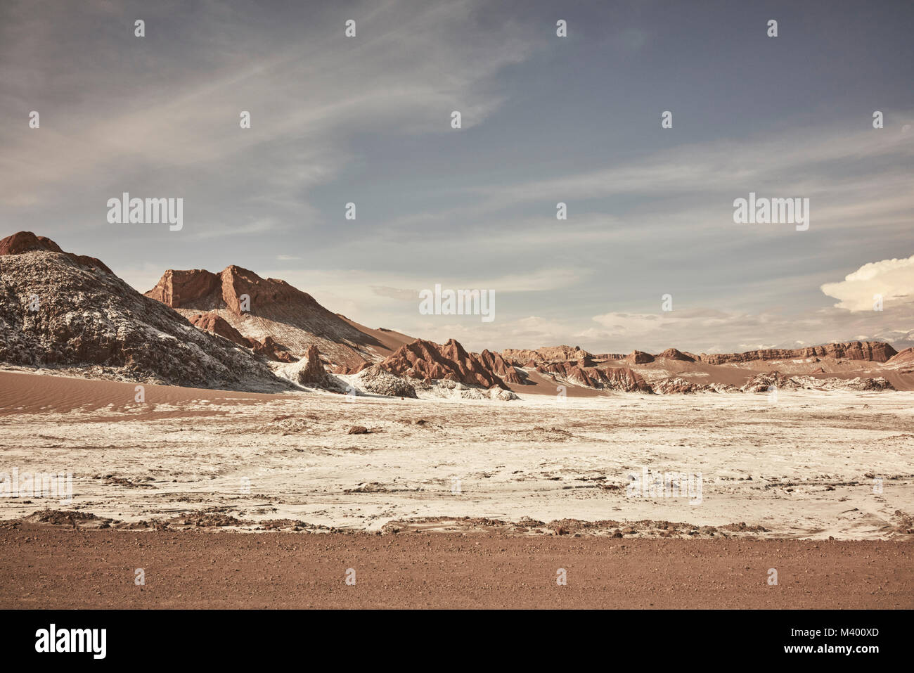 La Luna del Valley (vallée de la Lune) Chili panorama paysage avec des formations rocheuses et un ciel clair au-dessus. Banque D'Images