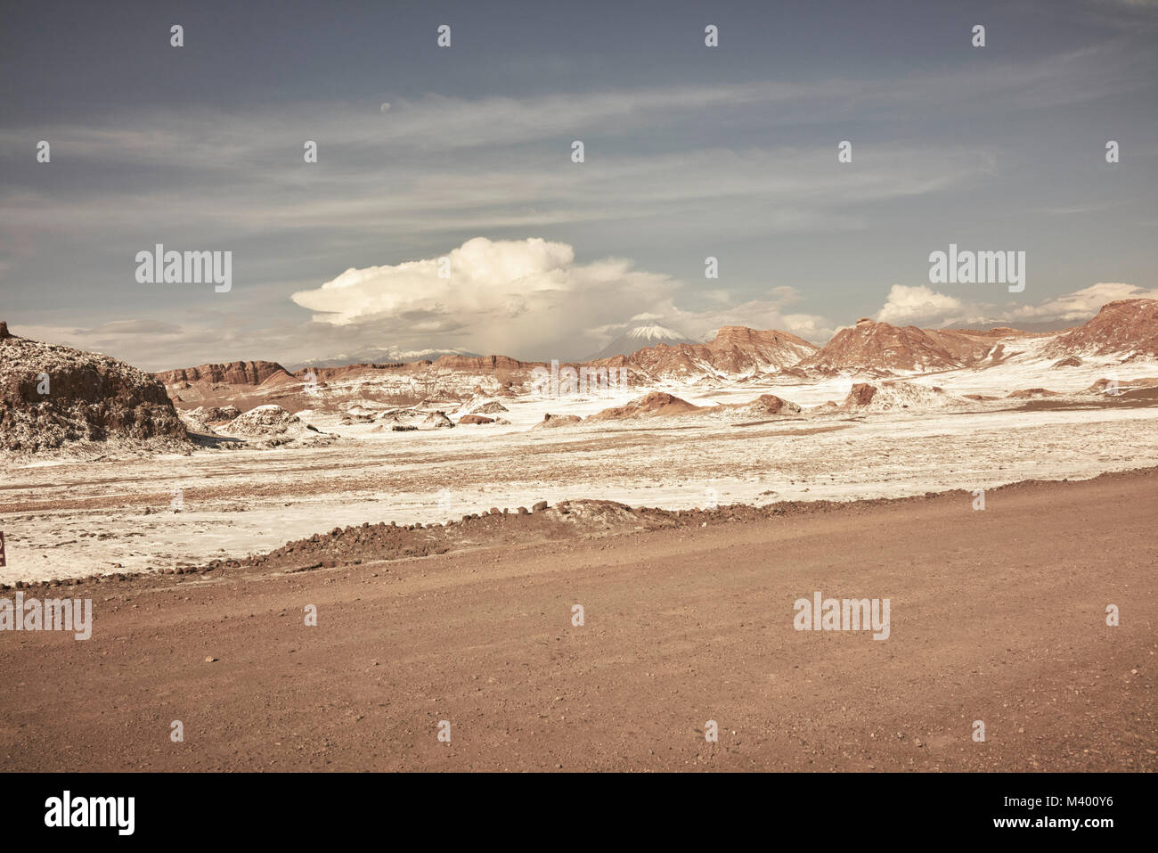La Luna del Valley (vallée de la Lune) Chili panorama paysage avec des formations rocheuses et un ciel clair au-dessus. Banque D'Images