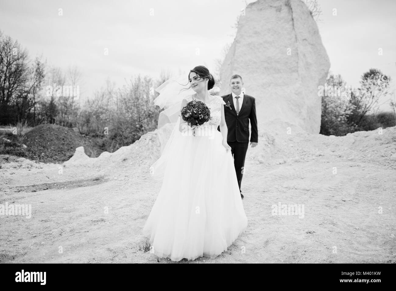 Jeune couple de mariage en carrière le jour de leur mariage. Banque D'Images