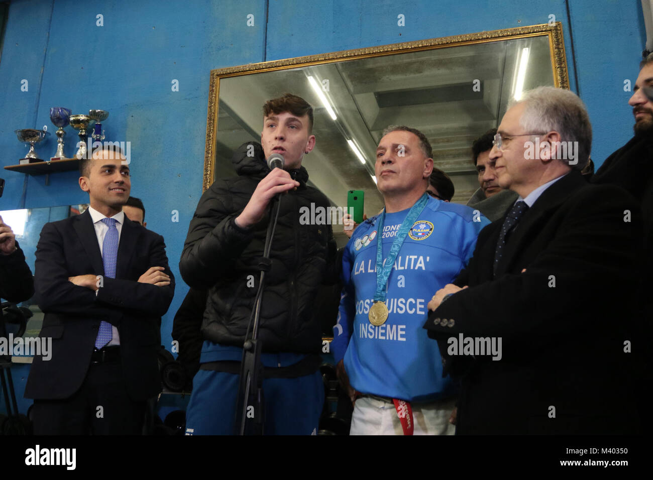 Naples, Italie. 12 Février, 2018. Le président de la Chambre des Députés italienne a visité Scampia au centre sportif de Gianni Maddaloni, père de la championne olympique de Sydney 200 Judo en judo. Un grand nombre de citoyens l'attendaient, ainsi qu'un groupe de manifestants de Scampia Crédit : le travail de Fabio Sasso/Pacific Press/Alamy Live News Banque D'Images