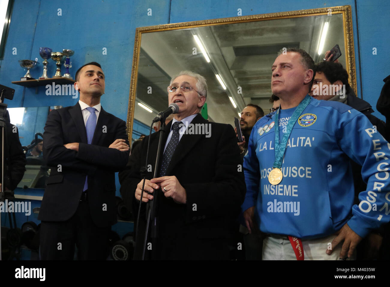 Naples, Italie. 12 Février, 2018. Le président de la Chambre des Députés italienne a visité Scampia au centre sportif de Gianni Maddaloni, père de la championne olympique de Sydney 200 Judo en judo. Un grand nombre de citoyens l'attendaient, ainsi qu'un groupe de manifestants de Scampia Crédit : le travail de Fabio Sasso/Pacific Press/Alamy Live News Banque D'Images