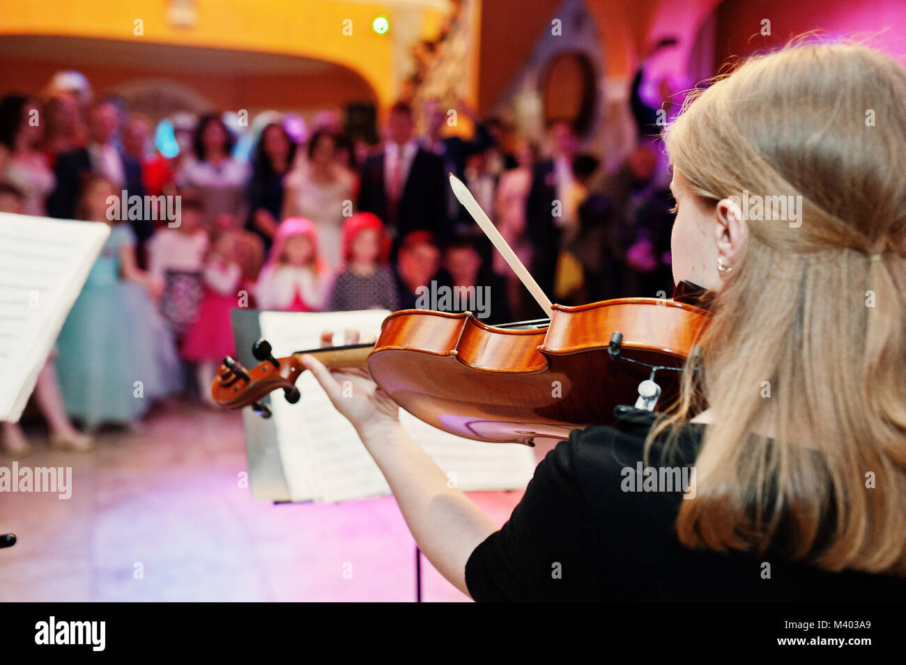 Portrait en gros plan d'une belle jeune femme au violon violoniste sur le mariage dans un restaurant. Banque D'Images