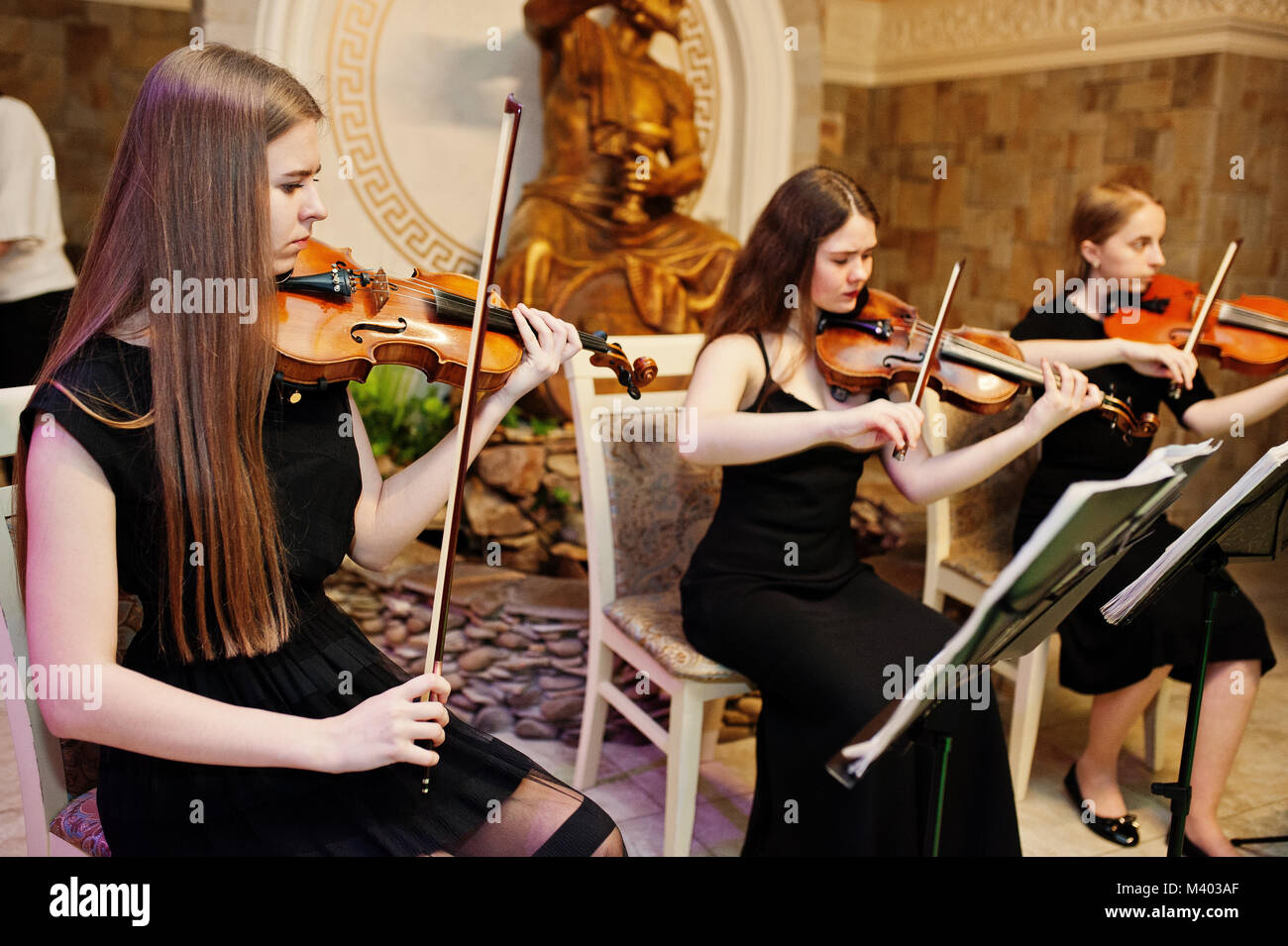 String Quartet jouant des instruments dans le restaurant sur la partie de mariage. Banque D'Images