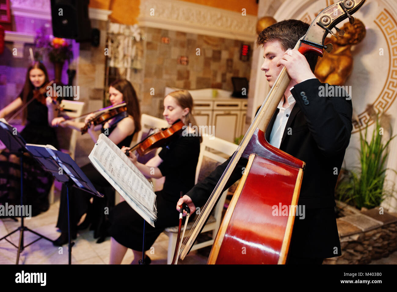 String Quartet jouant des instruments dans le restaurant sur la partie de mariage. Banque D'Images