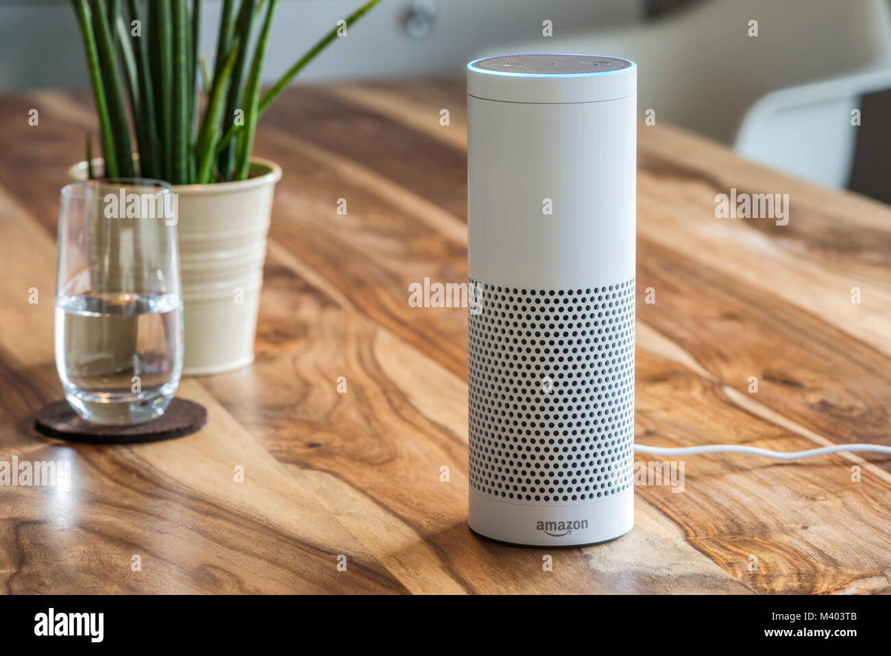 Münster - 27 janvier 2018 : Blanc Amazon écho Plus Alexa, système de reconnaissance vocale Service activé photographié sur table en bois dans la salle de séjour Banque D'Images