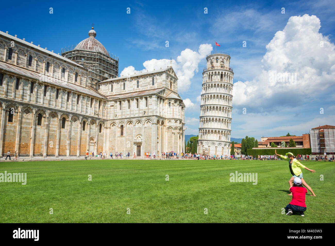 Les gens s'amuser et prendre des photos de la tour de Pise en Toscane, Italie Banque D'Images