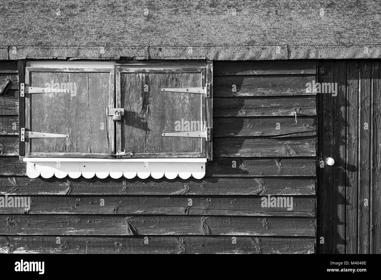 Cabines de plage à Portland bill en noir et blanc. Banque D'Images