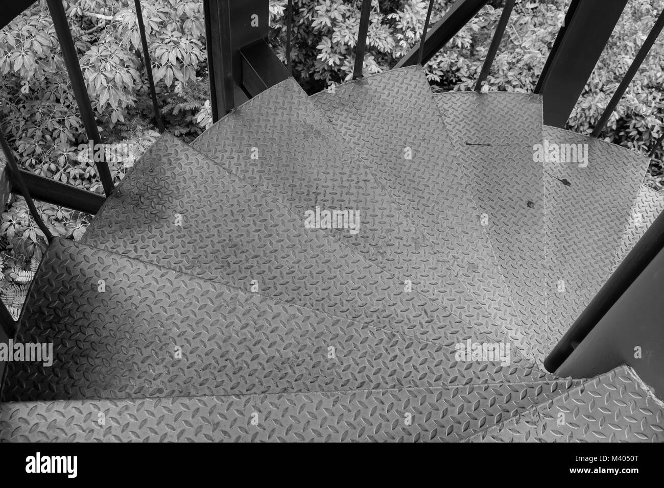 Vue de dessus de l'escalier d'acier en spirale de tour d'observation au jardin extérieur. Banque D'Images