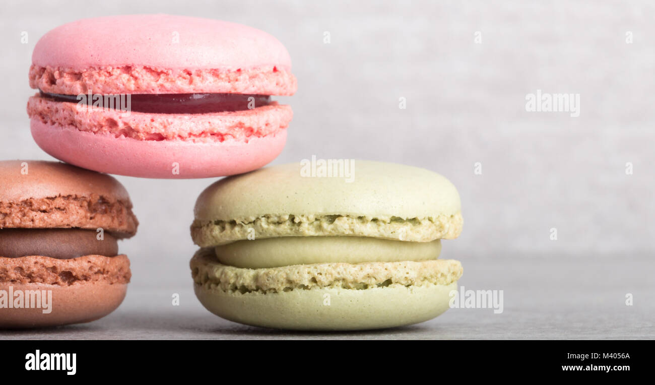 Macarons de bon goût différent sur un fond blanc Banque D'Images