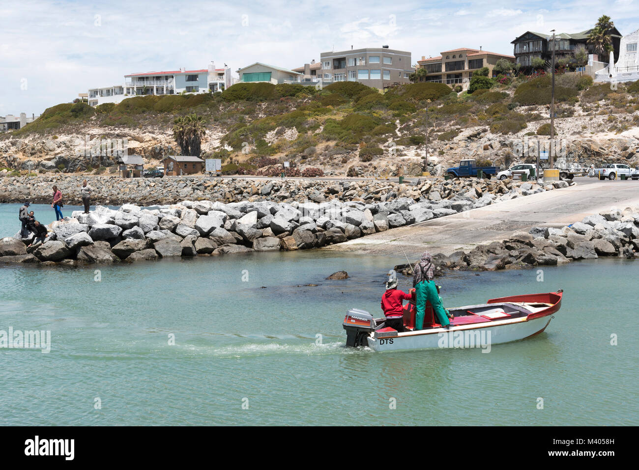 Yzerfotein, côte ouest, Afrique du Sud. Petits bateaux de pêche qui débarquent leurs captures d'écrevisses qui est à destination de la Chine. Décembre 2017 Banque D'Images