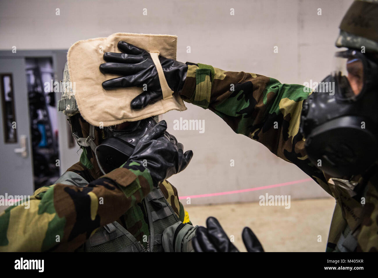 Le s.. David Cadle nettoie 1er lieutenant Bretagne Evans lors d'incidents chimiques, biologiques, radiologiques, nucléaires et explosifs (CBRNE) formation le 4 février 2018 à la base de la Garde nationale aérienne McLaughlin, Charleston, West Virginia. Aviateurs a passé le week-end de forage d'effectuer diverses tâches telles que l'aide et de soins, de contacts des opérations normales, et après reconnaissance d'attaque (PAR) balaie alors que dans leur mission de protection axé sur la posture (MOPP). (U.S. Air National Guard photo de Tech. Le Sgt. De-Juan Haley) Banque D'Images