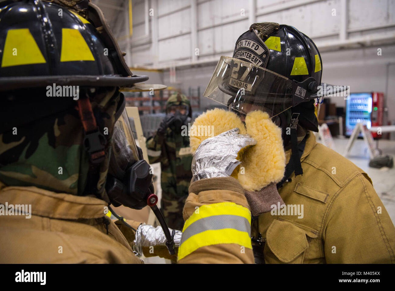 Les pompiers du 130e Airlift Wing participer à des armes chimiques, biologiques, radiologiques, nucléaires et explosifs (CBRNE) formation le 4 février 2018 à la base de la Garde nationale aérienne McLaughlin, Charleston, West Virginia. Aviateurs a passé le week-end de forage d'effectuer diverses tâches telles que l'aide et de soins, de contacts des opérations normales, et après reconnaissance d'attaque (PAR) balaie alors que dans leur mission de protection axé sur la posture (MOPP). (U.S. Air National Guard photo de Tech. Le Sgt. De-Juan Haley) Banque D'Images