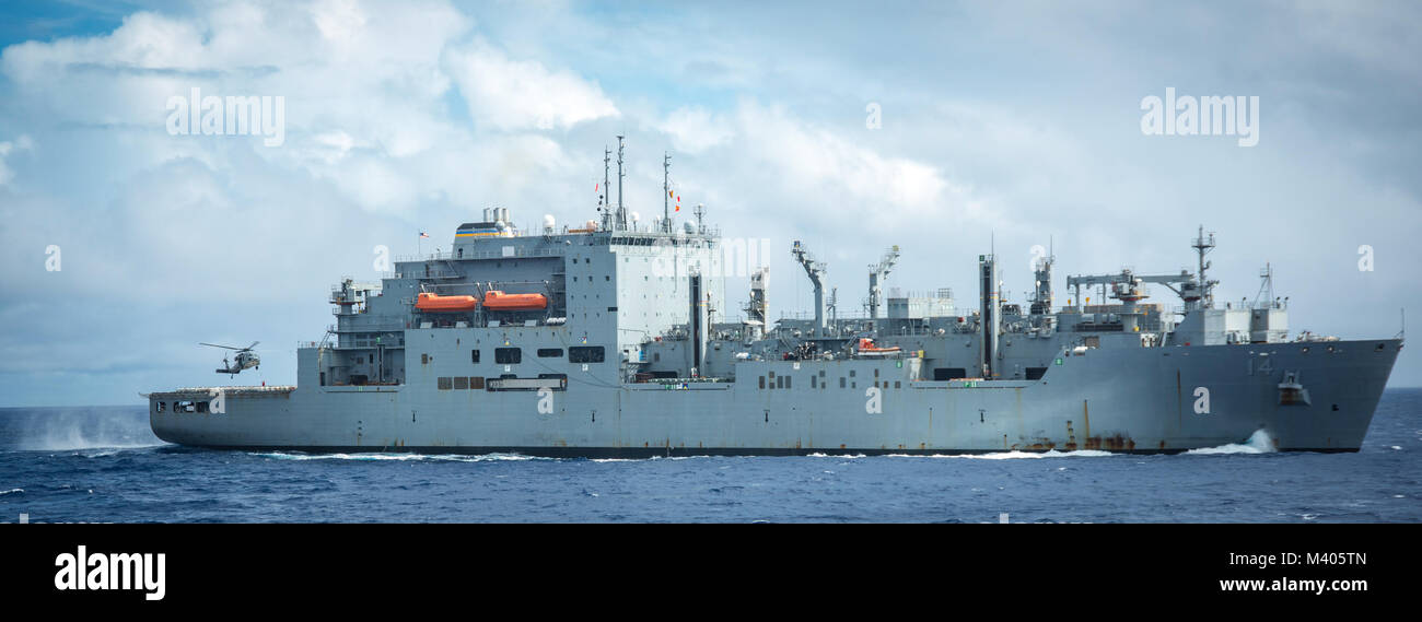 180206-N-CG677-0002 de l'OCÉAN PACIFIQUE (fév. 6, 2018) Les cargaisons sèches/ munitions ship USNS Cesar Chavez (T-AKE 14) effectue un ravitaillement vertical en mer avec la classe Nimitz porte-avions USS Carl Vinson (CVN 70). Carl Vinson Strike Group est actuellement exploitées dans la région du Pacifique dans le cadre d'un programme de déploiement. (U.S. Photo par marine Spécialiste de la communication de masse 3 classe Jake Cannady/libérés) Banque D'Images