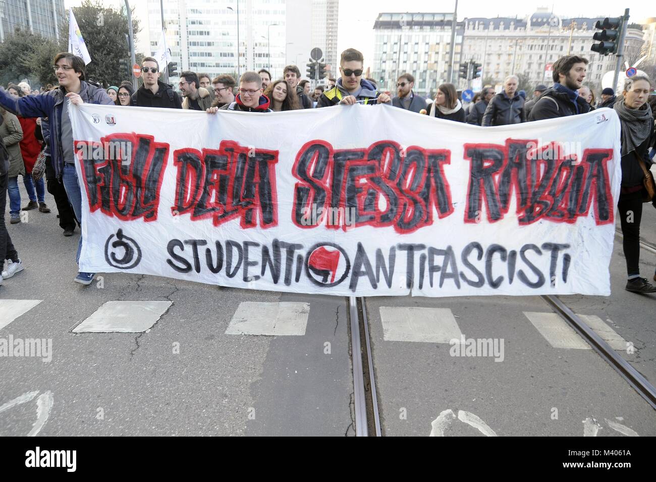 Milan, 10 février 2018 lutte antifasciste et anti-raciste après démonstration d'un certain nombre d'épisodes de violence et de criminalité dans toute l'Italie et en signe de protestation contre la présence de groupes néo-fascistes dans les élections politiques. Banque D'Images