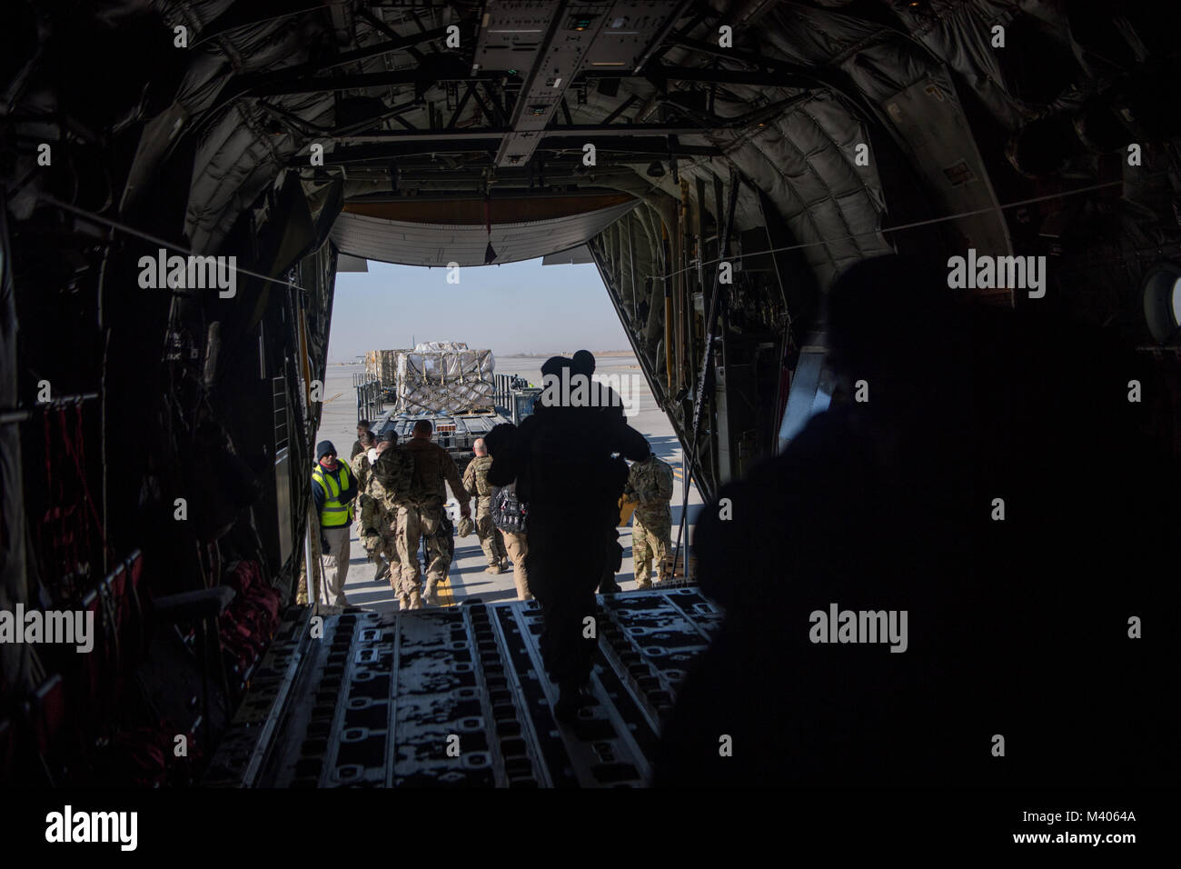 U.S. Air Force C-130J Super Hercules pour le transport de passagers et l'équipage de fournitures diverses bases après avoir décollé de l'aérodrome de Bagram, en Afghanistan, le 6 février 2018. Le C-130J est capable de fonctionner à partir de bandes rugueuses, de la saleté et est le premier transport pour le parachutage de troupes et d'équipement dans les zones hostiles.(U.S. Air Force photo de Douglas SSgt Ellis) Banque D'Images