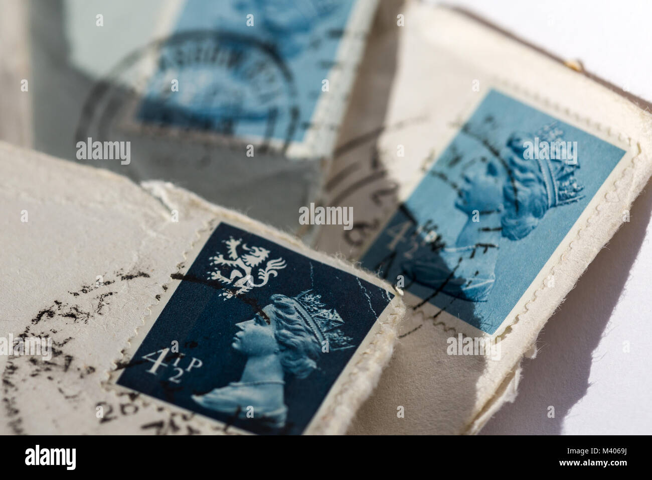 Vieux timbres-poste au Royaume-Uni Banque D'Images
