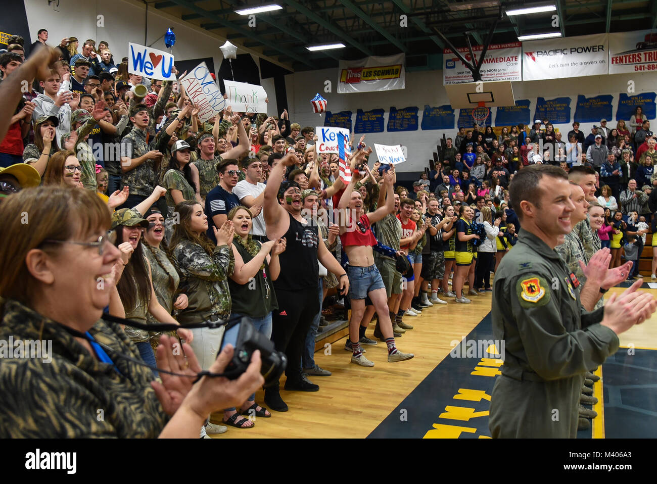 Henley les élèves du secondaire pour encourager les membres de service au cours d'une soirée de reconnaissance match de basket-ball, le 6 février 2018, à Klamath Falls, Oregon, la 173e Escadre de chasse appuie l'événement à l'affiche à partir de l'escadron des forces de sécurité, l'escadron de contrôle de la circulation aérienne, le groupe de maintenance de l'équipement de vol des équipages, et l'armurerie pour les étudiants et les membres de l'auditoire pour voir avant et pendant le jeu. Le colonel de l'US Air Force Jeff Edwards, vice-commandant de la 173e FW, parle à l'auditoire pendant la mi-temps pour les remercier de leur ferme appui de la base. (U.S. Photo de la Garde nationale aérienne St Banque D'Images