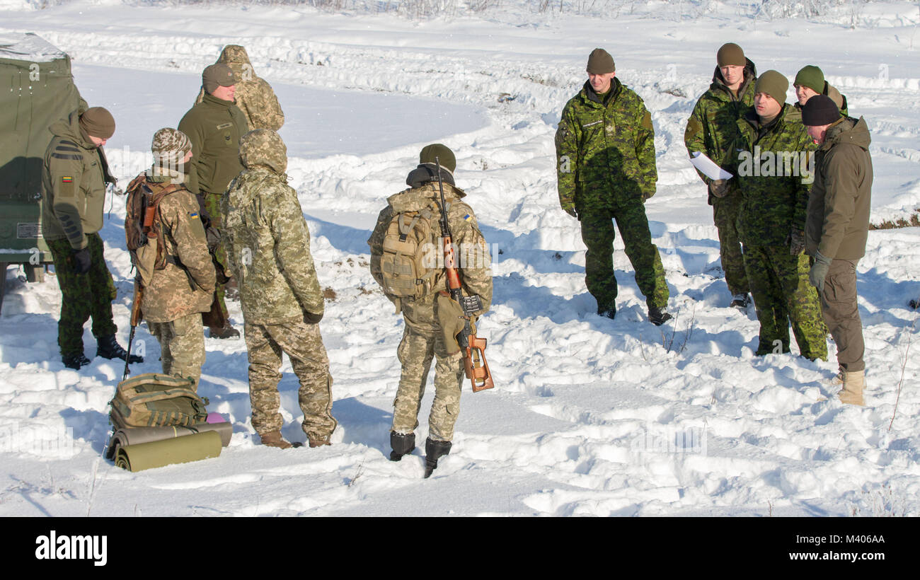 L'viv, Ukraine - États-Unis, du Canada, de l'ukrainien, le lituanien et membres de mener à l'entraînement au tir de combat de Yavoriv Centre de formation ici le 6 février. En ce moment plus de 220 New York les soldats de la Garde nationale d'armée sont déployés à l'Ukraine travailler main dans la main avec l'armée ukrainienne qui s'efforcent vers leur objectif d'atteindre l'interopérabilité de l'OTAN. (U.S. Photo de l'armée par le Sgt. Alexander Recteur) Banque D'Images