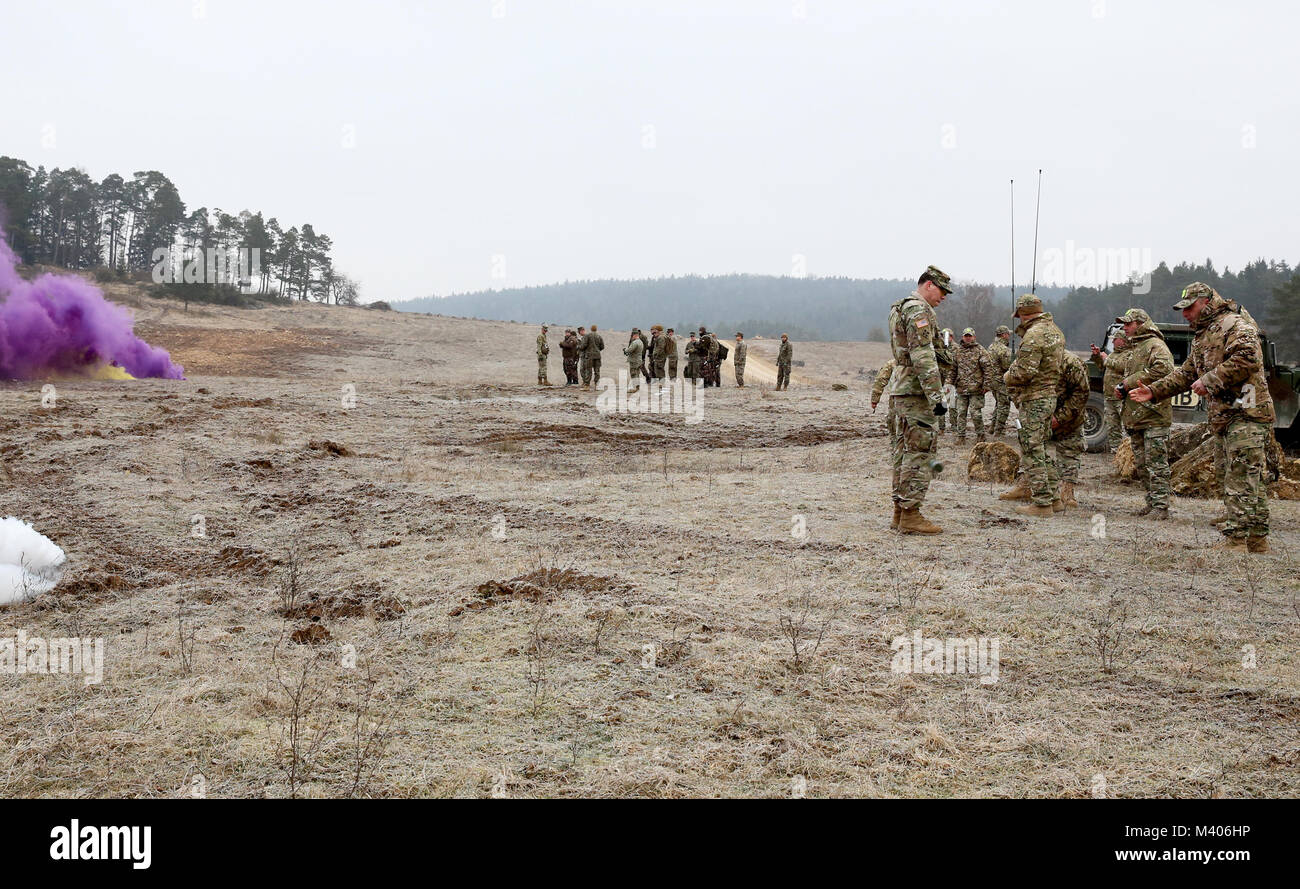 L'entraîneur d'observateurs de l'armée géorgienne/formateurs (OC/T) de la formation conjointe OTAN-géorgien et de l'évaluation, Centre de pratique fait de fumée des grenades, comme ils travaillent avec OC/T de l'état de préparation interarmées multinationale Centre, au cours d'un exercice de répétition de mission (MRE) à la 7ème commande d'entraînement de l'armée, de formation du Hohenfels Hohenfels, Allemagne, 7 février 2018. Le MRE est un exercice responsable du Corps des Marines des États-Unis, impliquant environ 600 100 soldats géorgiens et hongroise de 2018, 1-28 février. (U.S. Photo de l'armée par le sergent. David Overson) Banque D'Images
