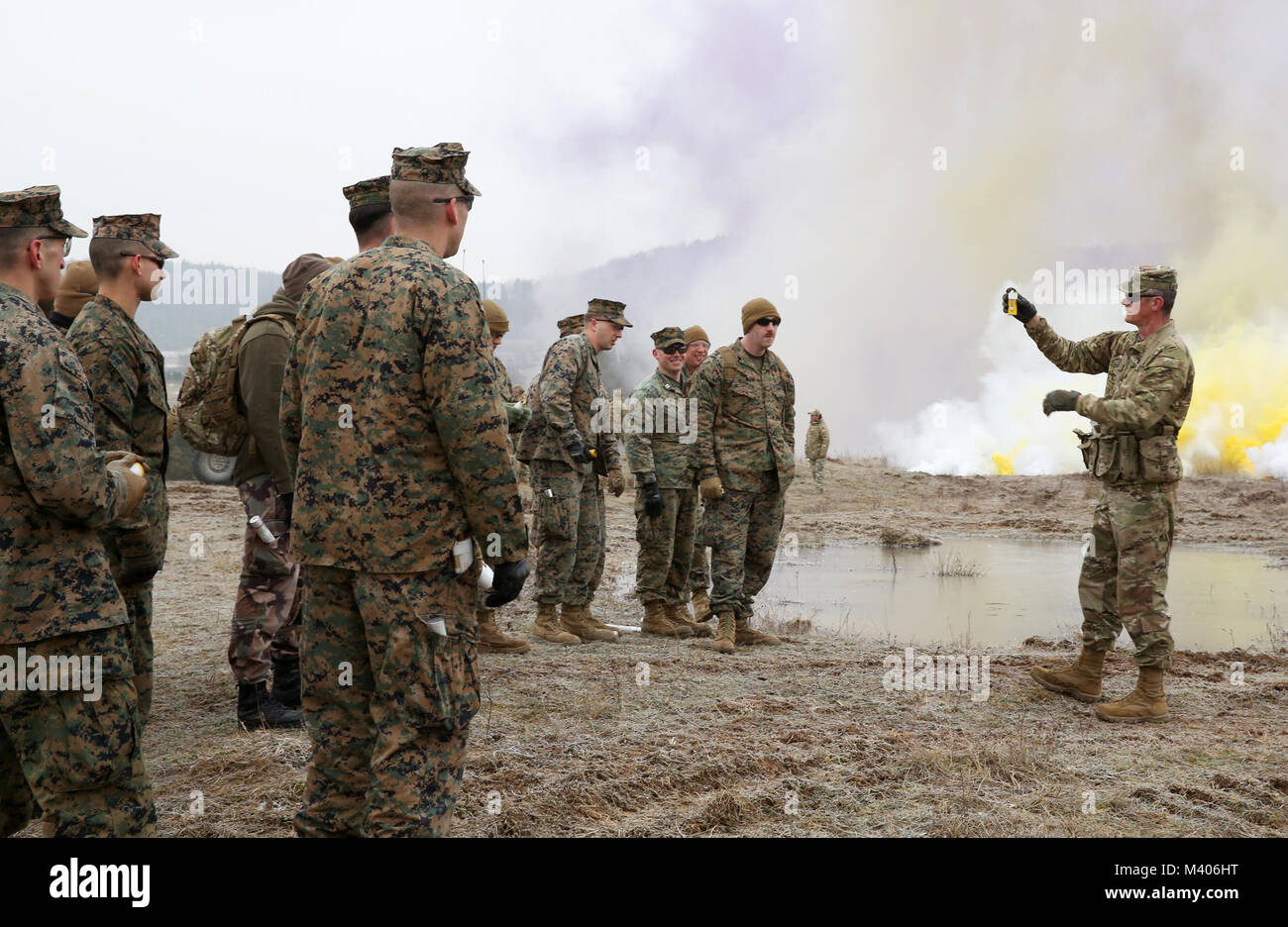 Un observateur de l'armée américaine coach/entraîneur (OC/T) indique à l'observateur de l'armée géorgienne coach/formateurs (OC/T) de la formation conjointe OTAN-géorgien et de l'évaluation, Centre et Marines des États-Unis sur le fait de fumée des grenades pendant un exercice de répétition de mission (MRE) à la 7ème commande d'entraînement de l'armée, de formation du Hohenfels Hohenfels, Allemagne, 7 février 2018. Le MRE est un exercice responsable du Corps des Marines des États-Unis, impliquant environ 600 100 soldats géorgiens et hongroise de 2018, 1-28 février. (U.S. Photo de l'armée par le sergent. David Overson) Banque D'Images