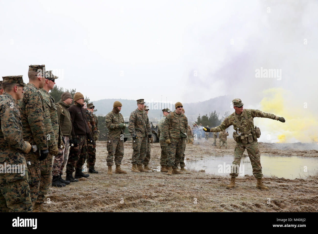 Un observateur de l'armée américaine coach/entraîneur (OC/T) indique à l'observateur de l'armée géorgienne coach/formateurs (OC/T) de la formation conjointe OTAN-géorgien et de l'évaluation, Centre des soldats hongrois, et les Marines des États-Unis sur le fait de fumée des grenades pendant un exercice de répétition de mission (MRE) à la 7ème commande d'entraînement de l'armée, de formation du Hohenfels Hohenfels, Allemagne, 7 février 2018. Le MRE est un exercice responsable du Corps des Marines des États-Unis, impliquant environ 600 100 soldats géorgiens et hongroise de 2018, 1-28 février. (U.S. Photo de l'armée par le sergent. David Overson) Banque D'Images