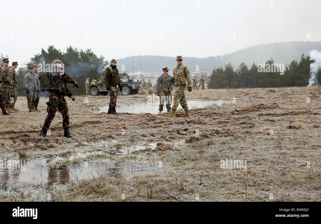 Un observateur de l'armée américaine coach/entraîneur (OC/T) indique à l'observateur de l'armée géorgienne coach/formateurs (OC/T) de la formation conjointe OTAN-géorgien et de l'évaluation, Centre des soldats hongrois, et les Marines des États-Unis sur le fait de fumée des grenades pendant un exercice de répétition de mission (MRE) à la 7ème commande d'entraînement de l'armée, de formation du Hohenfels Hohenfels, Allemagne, 7 février 2018. Le MRE est un exercice responsable du Corps des Marines des États-Unis, impliquant environ 600 100 soldats géorgiens et hongroise de 2018, 1-28 février. (U.S. Photo de l'armée par le sergent. David Overson) Banque D'Images