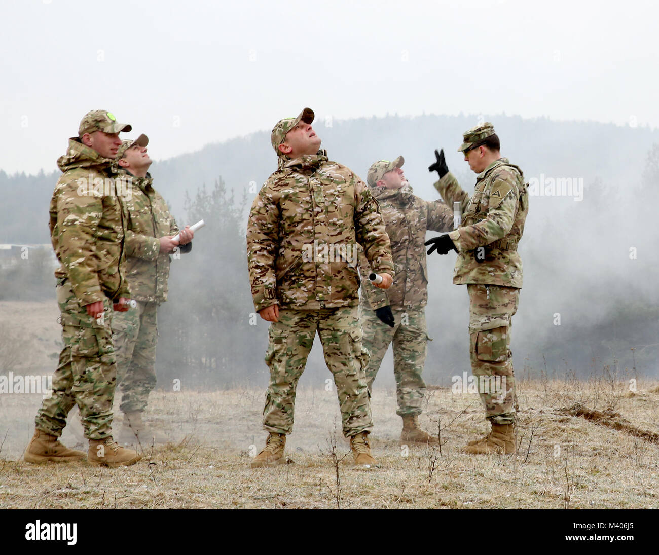 Un observateur de l'armée américaine coach/entraîneur (OC/T) indique à l'observateur de l'armée géorgienne coach/formateurs (OC/T) de la formation conjointe OTAN-géorgien et de l'évaluation, Centre et des Marines américains sur le lancement de l'illuminant green Star Clusters de signal au cours d'un exercice de répétition de mission (MRE) à la 7ème commande d'entraînement de l'armée, de formation du Hohenfels Hohenfels, Allemagne, 7 février 2018. Le MRE est un exercice responsable du Corps des Marines des États-Unis, impliquant environ 600 100 soldats géorgiens et hongroise de 2018, 1-28 février. (U.S. Photo de l'armée par le sergent. David Overson) Banque D'Images