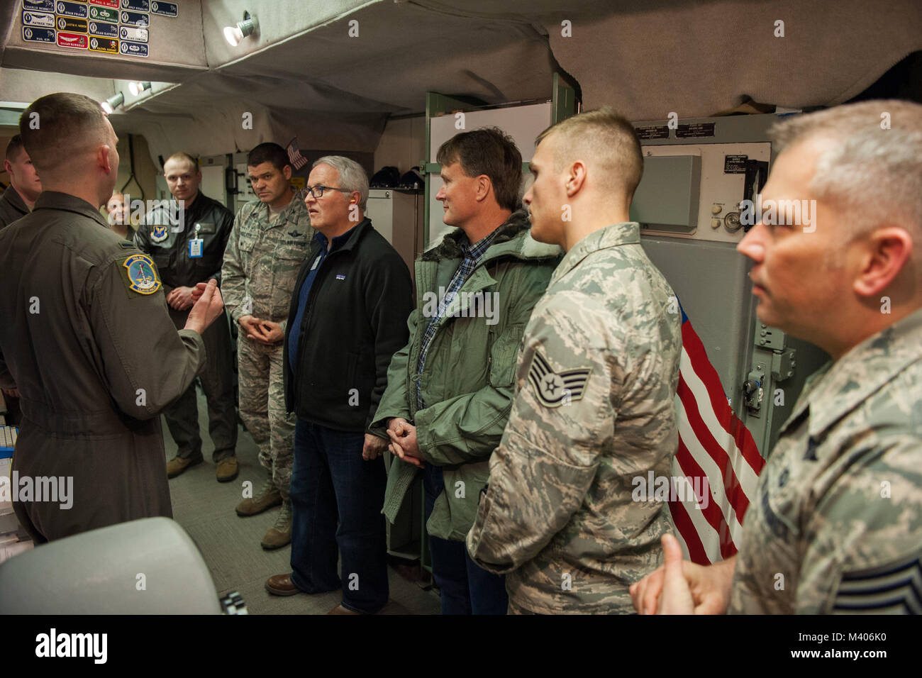 Les membres de la Conférence Leader principal de parler de l'Escadron de missiles 742nd missileers à l'intérieur d'un centre de contrôle de lancement près de Maxbass, N.D., 7 février 2018. Au cours de leur visite, les membres de l'installation d'alerte antimissile visité un site de lancement, et d'un B-52H Stratofortress. (U.S. Photo de l'Armée de l'air par la Haute Airman J.T. Armstrong) Banque D'Images