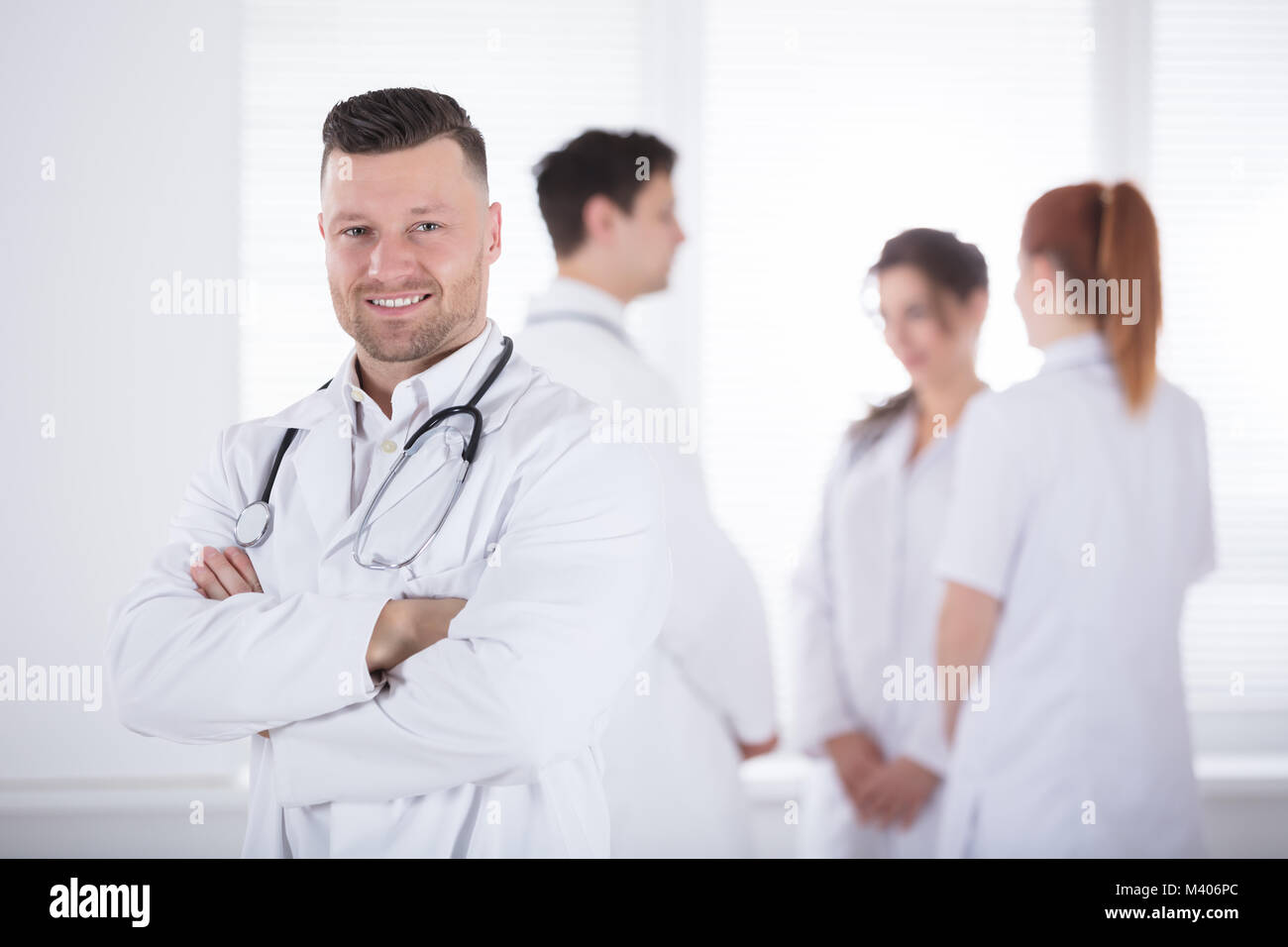 Portrait de confiance professionnel Hommes Doctor with Stethoscope Banque D'Images