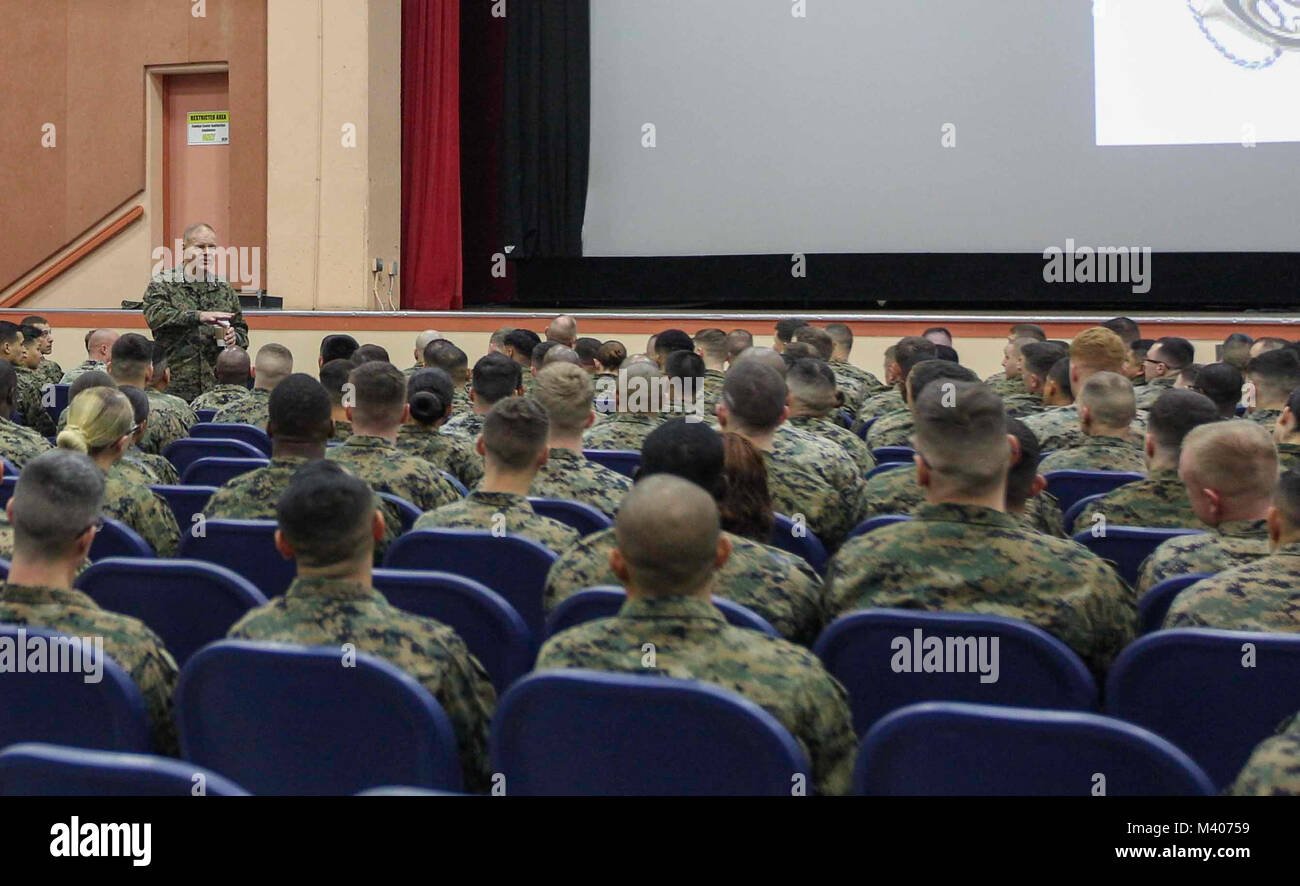 Commandant de la Marine Corps le général Robert B. Neller parle à l'hôtel de ville au cours d'une visite à Twentynine Palms, Californie, 7 février 2018. Les Marines et les marins Neller adressées à propos de son dernier message à la force et répond aux questions. (U.S. Marine Corps photo par le Sgt. Olivia G. Ortiz) Banque D'Images