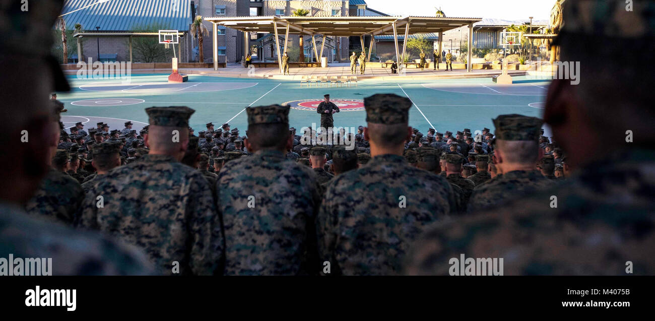 Commandant de la Marine Corps le général Robert B. Neller parle à l'hôtel de ville au cours d'une visite à Twentynine Palms, Californie, 7 février 2018. Les Marines et les marins Neller adressées à propos de son dernier message à la force et répond aux questions. (U.S. Marine Corps photo par le Sgt. Olivia G. Ortiz) Banque D'Images