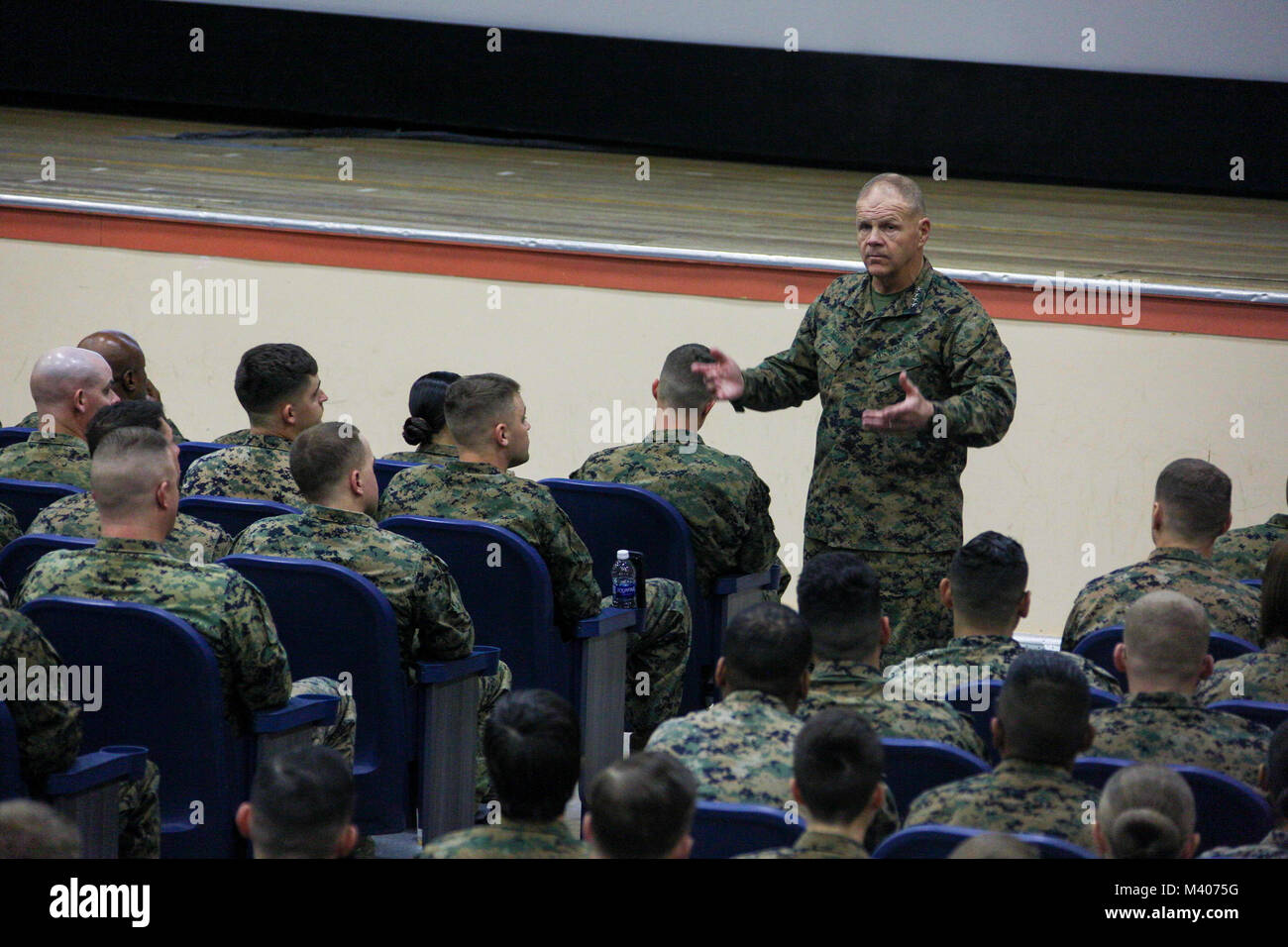 Commandant de la Marine Corps le général Robert B. Neller parle à l'hôtel de ville au cours d'une visite à Twentynine Palms, Californie, 7 février 2018. Les Marines et les marins Neller adressées à propos de son dernier message à la force et répond aux questions. (U.S. Marine Corps photo par le Sgt. Olivia G. Ortiz) Banque D'Images