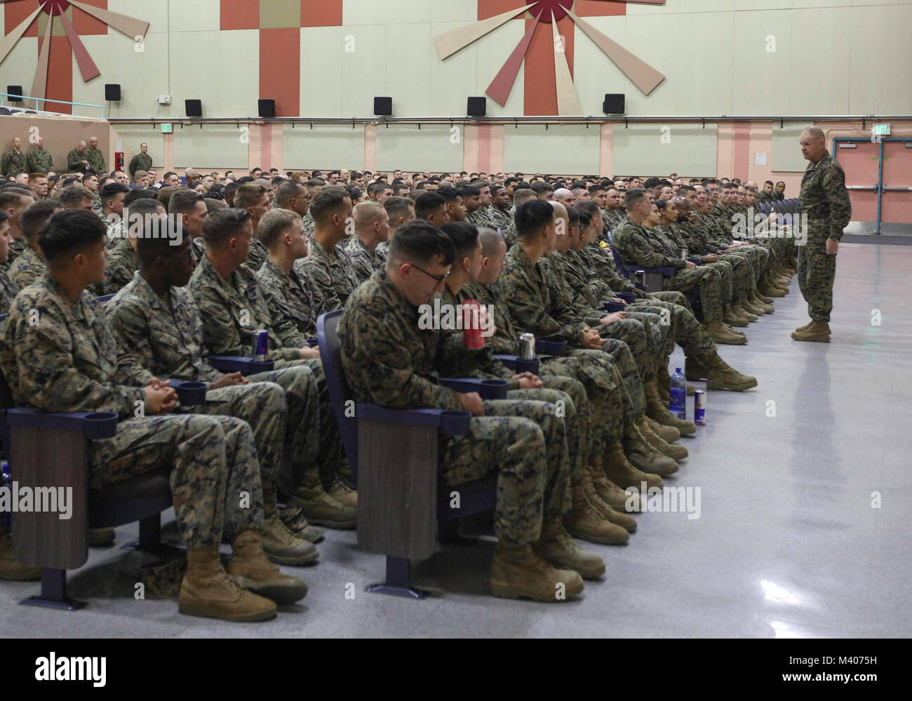 Commandant de la Marine Corps le général Robert B. Neller parle à l'hôtel de ville au cours d'une visite à Twentynine Palms, Californie, 7 février 2018. Les Marines et les marins Neller adressées à propos de son dernier message à la force et répond aux questions. (U.S. Marine Corps photo par le Sgt. Olivia G. Ortiz) Banque D'Images