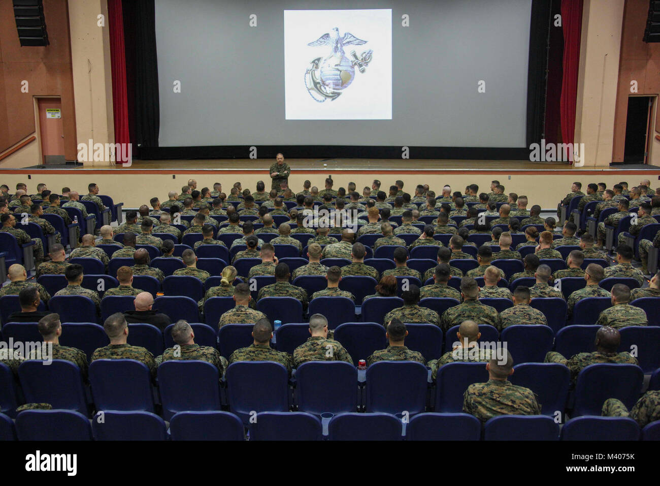 Commandant de la Marine Corps le général Robert B. Neller parle à l'hôtel de ville au cours d'une visite à Twentynine Palms, Californie, 7 février 2018. Les Marines et les marins Neller adressées à propos de son dernier message à la force et répond aux questions. (U.S. Marine Corps photo par le Sgt. Olivia G. Ortiz) Banque D'Images