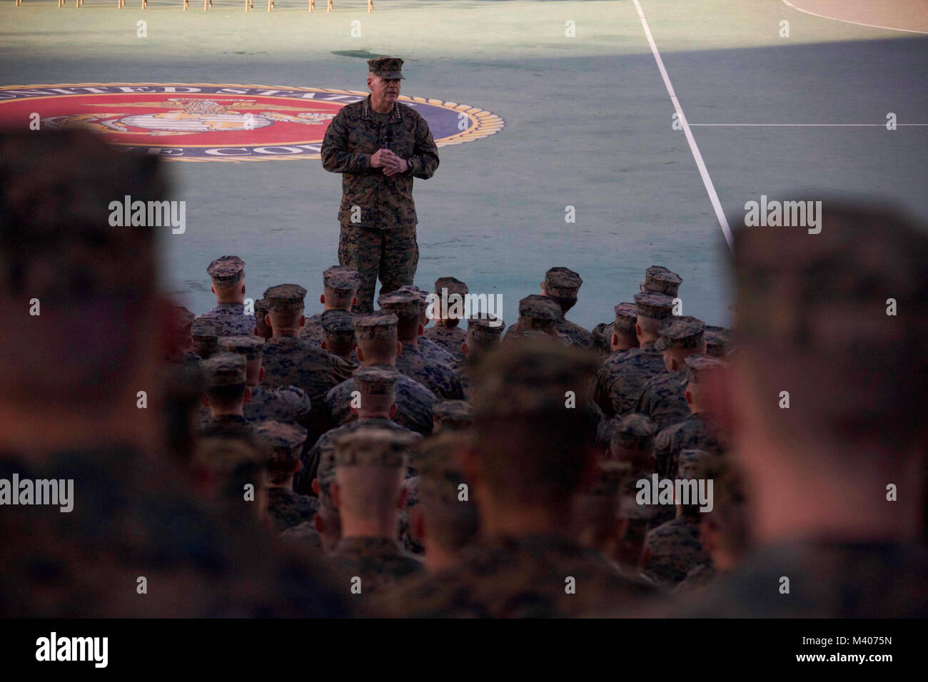 Commandant de la Marine Corps le général Robert B. Neller parle à l'hôtel de ville au cours d'une visite à Twentynine Palms, Californie, 7 février 2018. Les Marines et les marins Neller adressées à propos de son dernier message à la force et répond aux questions. (U.S. Marine Corps photo par le Sgt. Olivia G. Ortiz) Banque D'Images