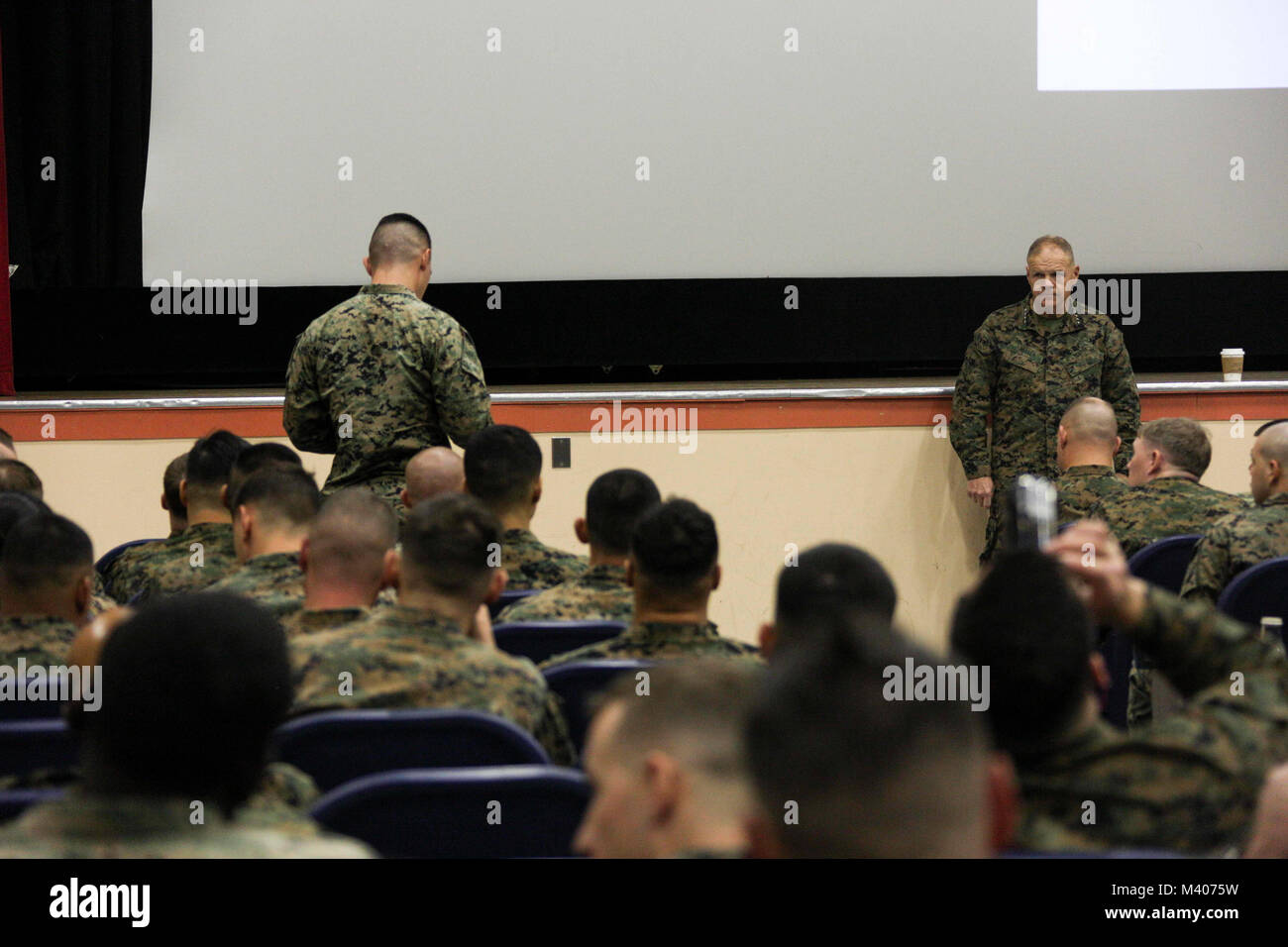 Commandant de la Marine Corps le général Robert B. Neller écoute les questions au cours d'une visite à Twentynine Palms, Californie, 7 février 2018. Neller adressées aux élèves et au personnel de son dernier message à la force et répond aux questions. (U.S. Marine Corps photo par le Sgt. Olivia G. Ortiz) Banque D'Images