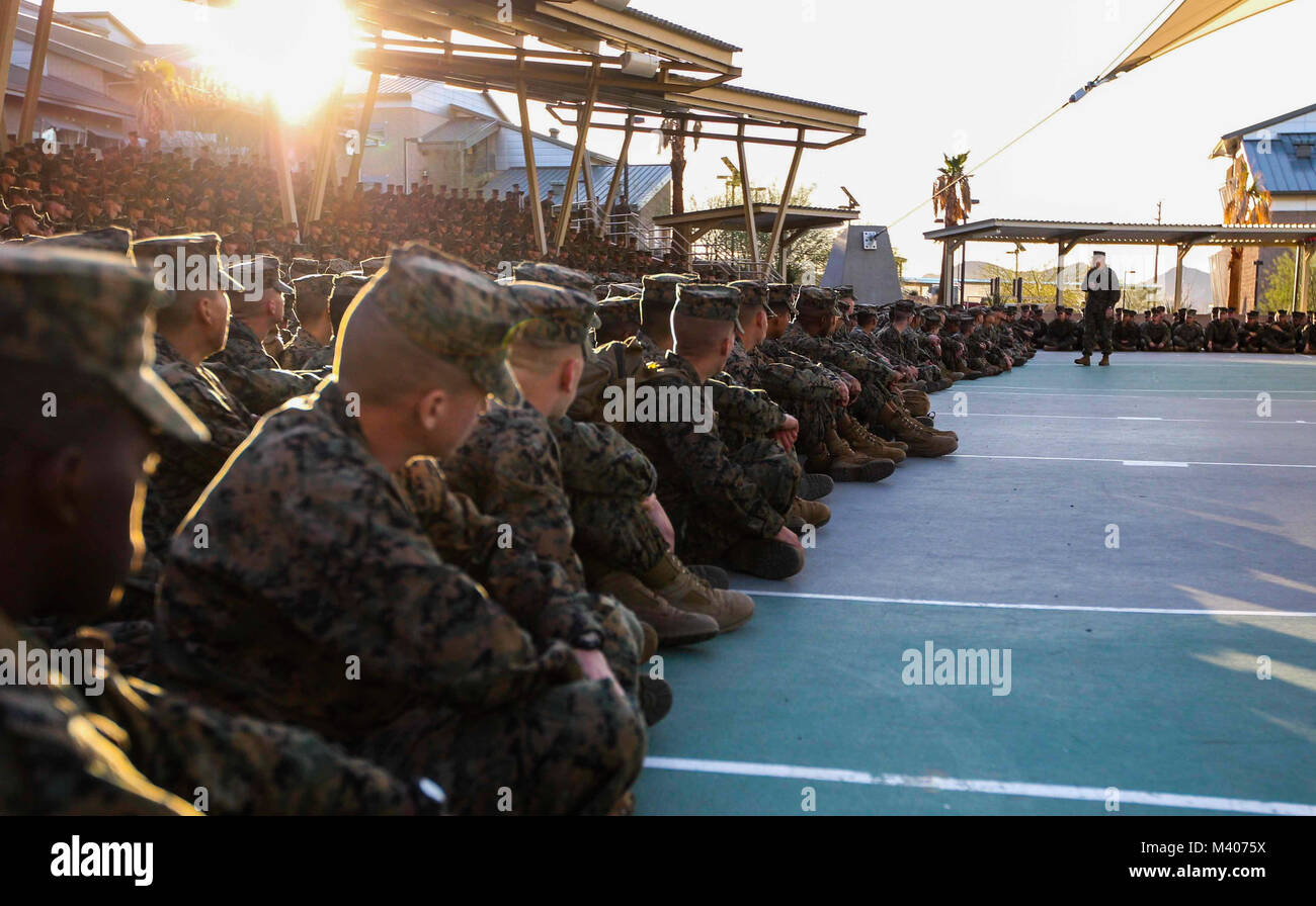 Commandant de la Marine Corps le général Robert B. Neller parle à l'hôtel de ville au cours d'une visite à Twentynine Palms, Californie, 7 février 2018. Les Marines et les marins Neller adressées à propos de son dernier message à la force et répond aux questions. (U.S. Marine Corps photo par le Sgt. Olivia G. Ortiz) Banque D'Images
