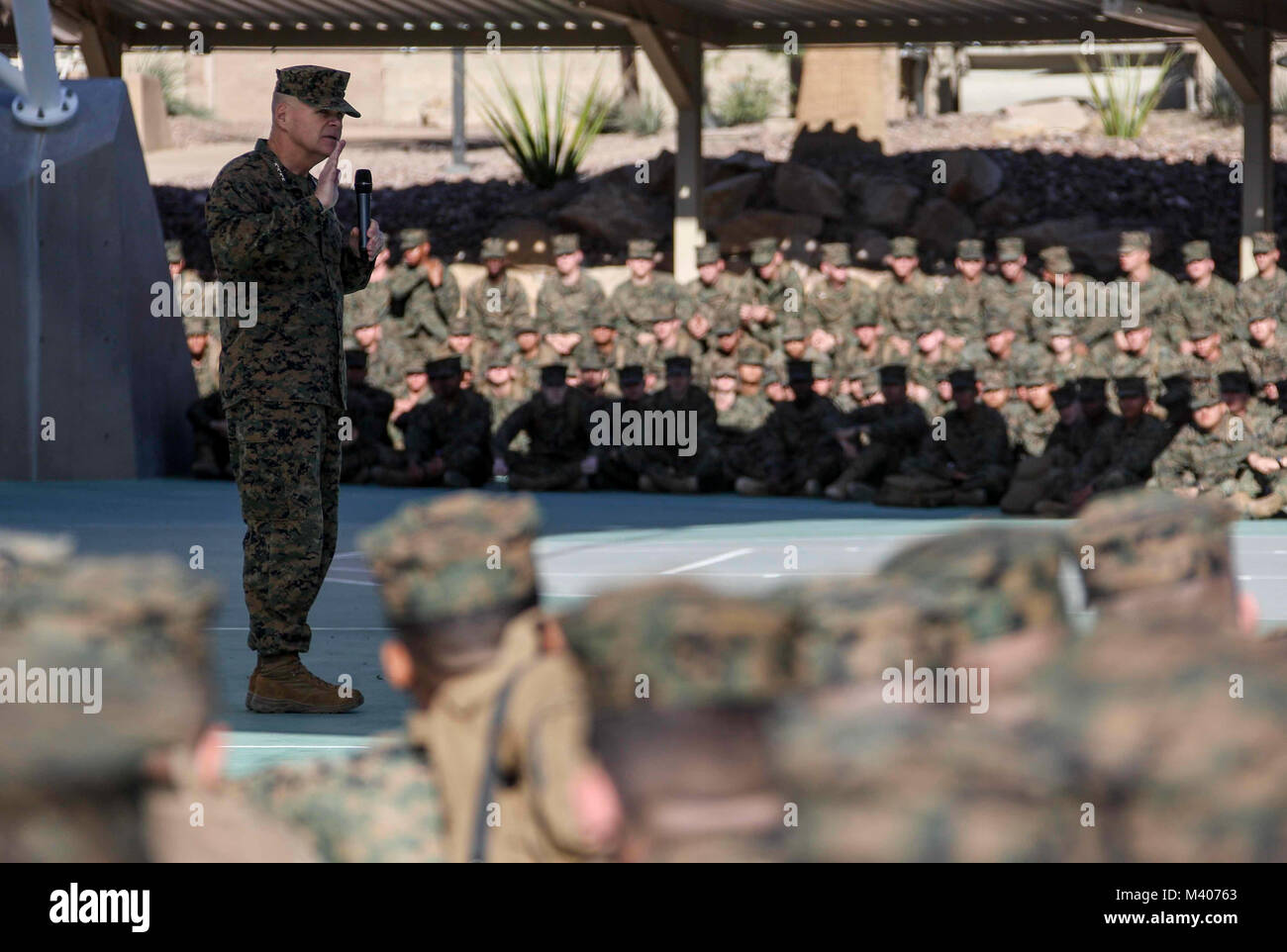 Commandant de la Marine Corps le général Robert B. Neller parle à l'hôtel de ville au cours d'une visite à Twentynine Palms, Californie, 7 février 2018. Les Marines et les marins Neller adressées à propos de son dernier message à la force et répond aux questions. (U.S. Marine Corps photo par le Sgt. Olivia G. Ortiz) Banque D'Images
