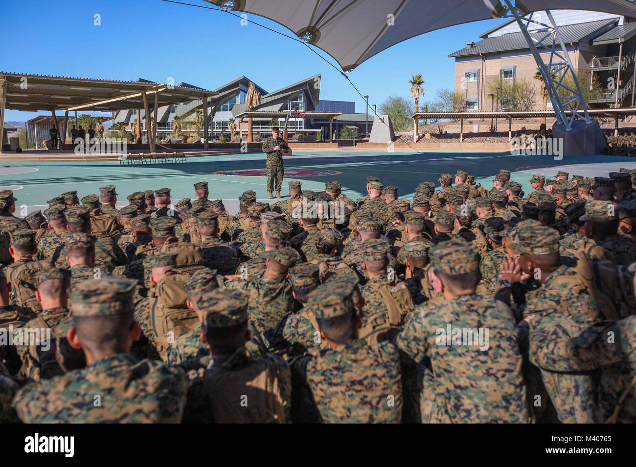 Commandant de la Marine Corps le général Robert B. Neller parle à l'hôtel de ville au cours d'une visite à Twentynine Palms, Californie, 7 février 2018. Les Marines et les marins Neller adressées à propos de son dernier message à la force et répond aux questions. (U.S. Marine Corps photo par le Sgt. Olivia G. Ortiz) Banque D'Images