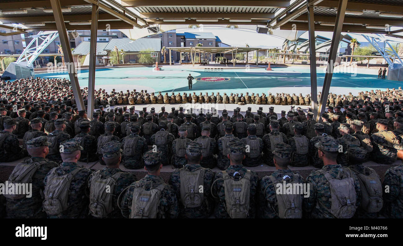 Commandant de la Marine Corps le général Robert B. Neller parle à l'hôtel de ville au cours d'une visite à Twentynine Palms, Californie, 7 février 2018. Les Marines et les marins Neller adressées à propos de son dernier message à la force et répond aux questions. (U.S. Marine Corps photo par le Sgt. Olivia G. Ortiz) Banque D'Images