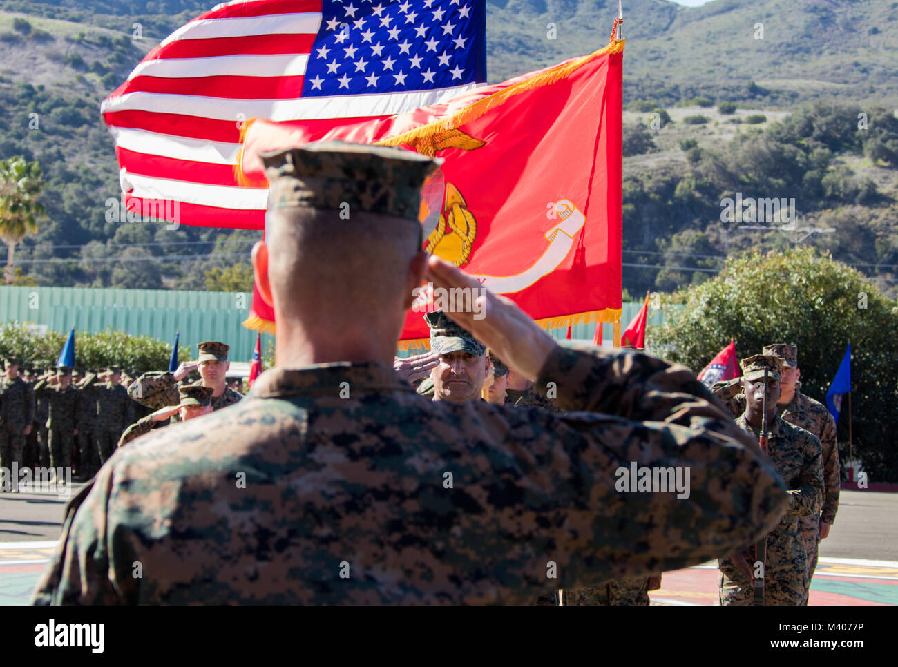 Les Marines américains avec l'École d'Infantry-West, Camp Pendleton, Californie, participer à une cérémonie de nomination et de secours, le 8 février 2018. La cérémonie a eu lieu à nommer le Sgt. Le major Jonathan L. Groth comme sergent-major de la nouvelle École d'Infantry-West. (U.S. Marine Corps photo par le Cpl. Andre Heath) Banque D'Images